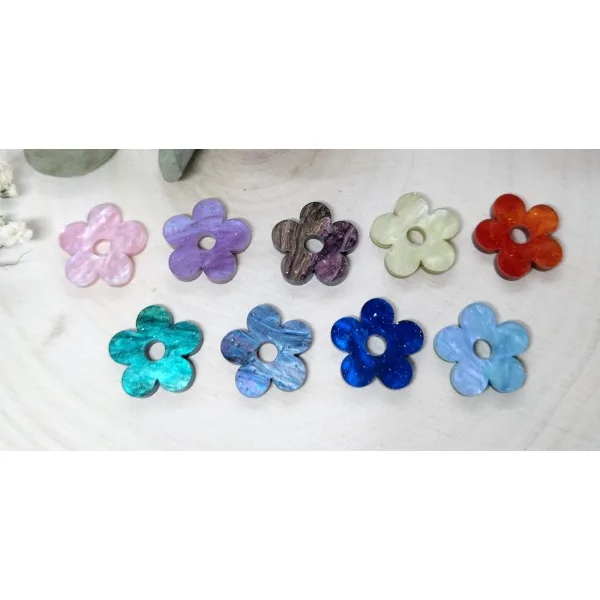 Pendientes margaritas, metacrilato, estilo moderno y colorido.