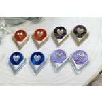 Pendientes corazón v, colores metacrilato efecto espejo y marmoleados, con diseño geométrico, estilo moderno y colorido.