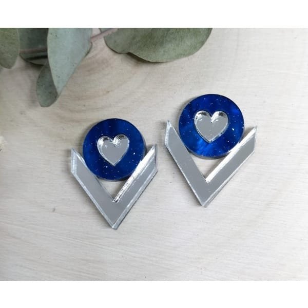 Pendientes corazón v, colores metacrilato efecto espejo y marmoleados, con diseño geométrico, estilo moderno y colorido.