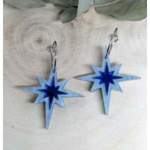 Pendientes Estrella de Navidad de metacrilato efecto espejo y marmoleado, a corte laser, estilo moderno y colorido.