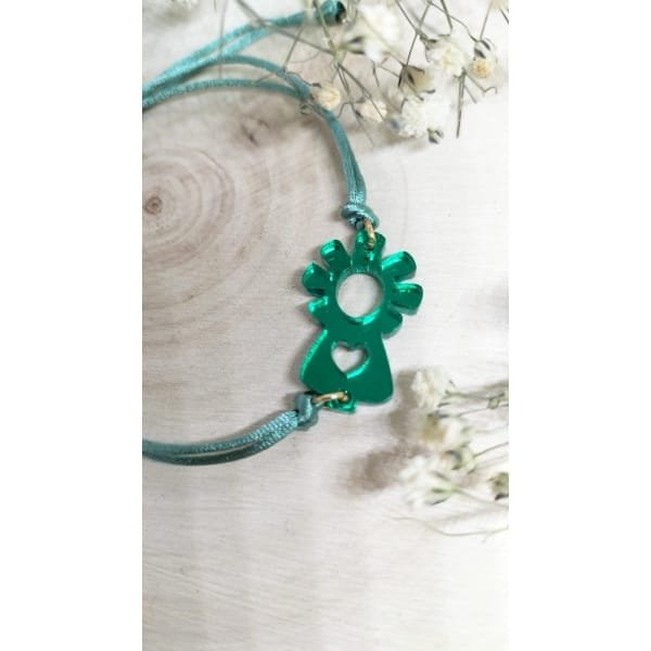 Pulsera de cuerda ajustable con nudo corredizo y un delicado charm de la Virgen del Pilar en metacrilato.