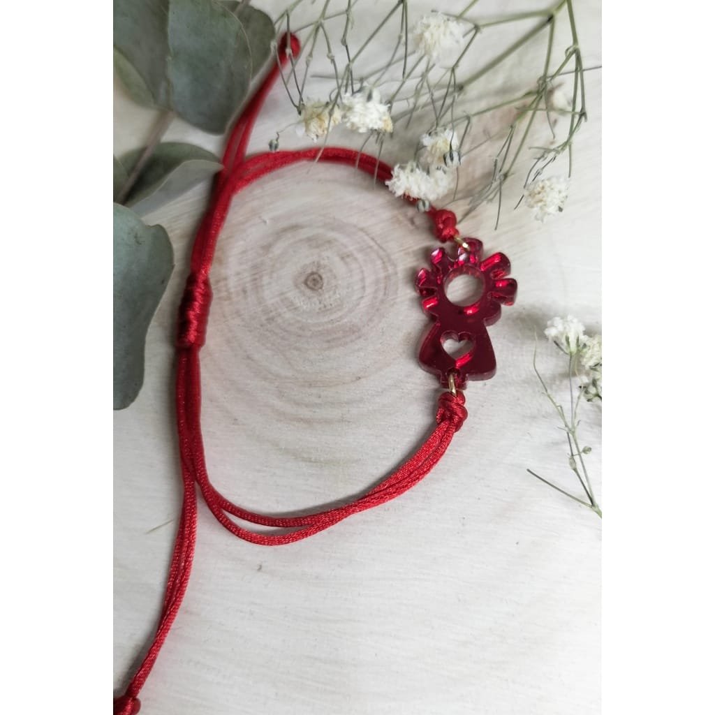 Pulsera de cuerda con nudo corredizo y charm de la Virgen del Pilar diseñada para ser un accesorio lleno de significado y estilo.