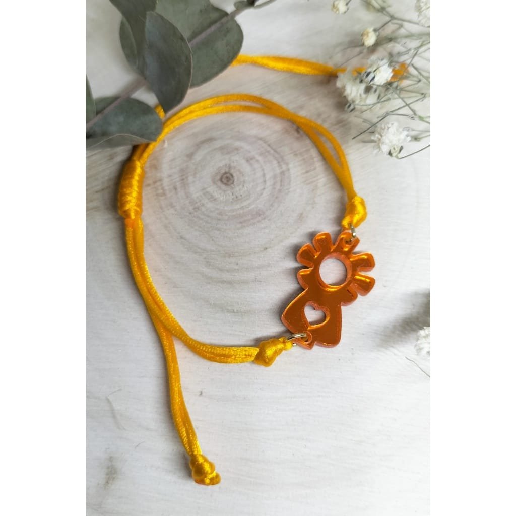 Pulsera de cuerda con nudo corredizo y charm de la Virgen del Pilar está diseñada para ser un accesorio lleno de significado y estilo.