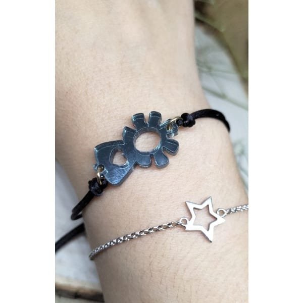 🌸 Pulsera de cuerda ajustable con nudo corredizo y un delicado charm de la Virgen del Pilar en metacrilato.