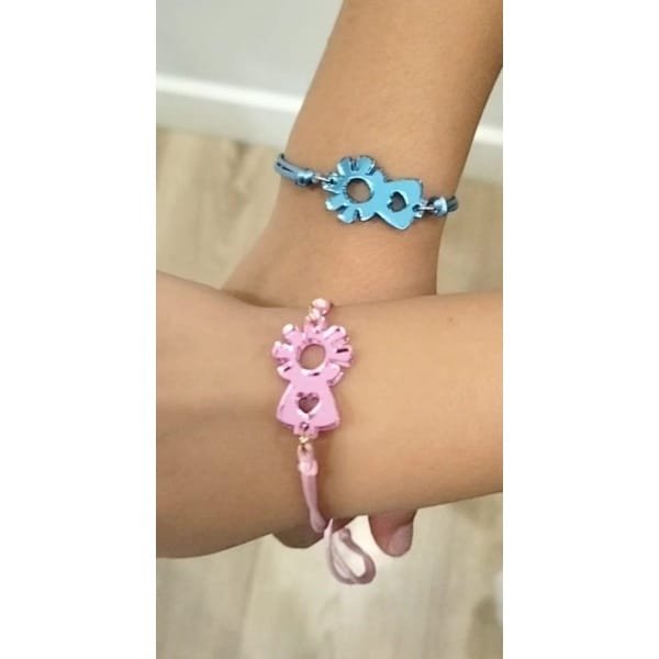 🌸 Pulsera de cuerda ajustable con nudo corredizo y un delicado charm de la Virgen del Pilar en metacrilato. Perfecta para llevar un símbolo de protección y estilo en tu muñeca.