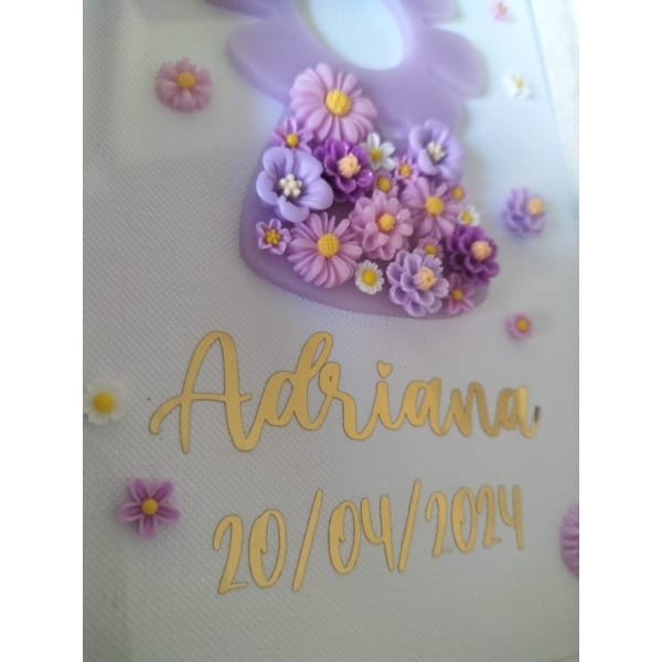 Cuadro personalizado con figura de la Virgen de resina epoxi, decorado con flores y adornos, ideal para nacimientos, bautizos, aniversarios, comuniones y todo tipo de celebraciones.