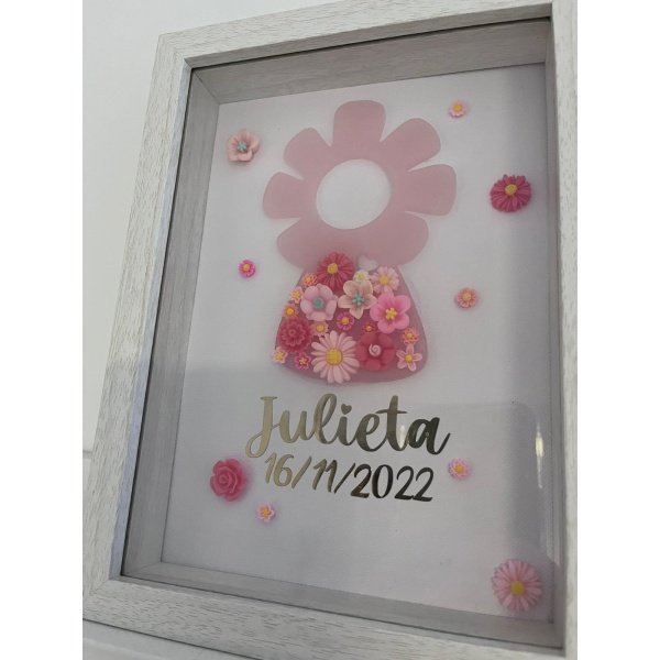 Cuadro personalizado con figura de la Virgen de resina epoxi, decorado con flores y adornos, ideal para nacimientos, bautizos, aniversarios, comuniones y todo tipo de celebraciones.