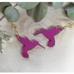 Pendientes Colibrí de metacrilato con efecto espejo y acabado marmoleado, cortados a láser, estilo moderno y vibrante colorido.