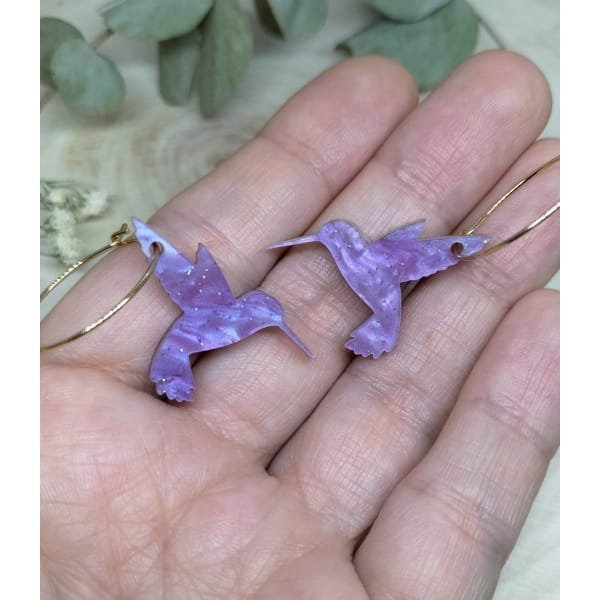 Pendientes Colibrí de metacrilato con efecto espejo y acabado marmoleado, cortados a láser, estilo moderno y vibrante colorido.