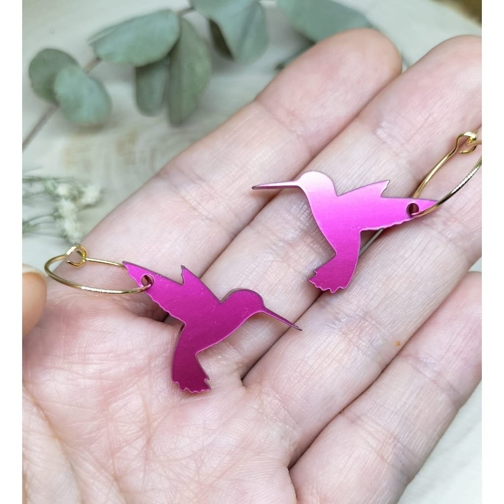Pendientes Colibrí de metacrilato con efecto espejo y acabado marmoleado, cortados a láser, estilo moderno y vibrante colorido.