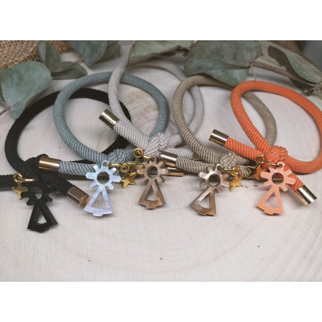 La Pulsera Elástica Virgen del Pilar es el complemento ideal para quienes buscan unir estilo, tradición y comodidad en un solo accesorio. Este diseño exclusivo está pensado para acompañarte en tu día a día, aportando un toque de elegancia y un significado especial.