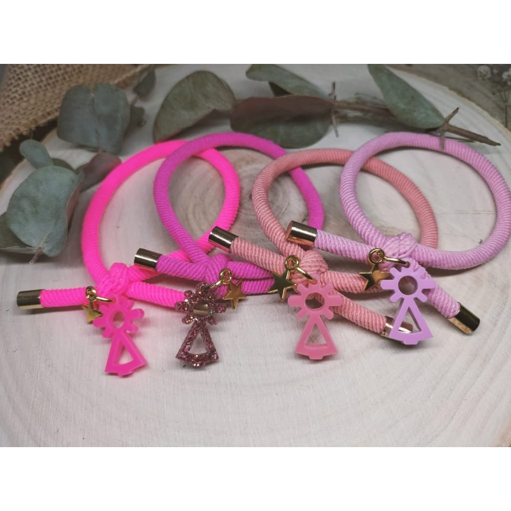 La Pulsera Elástica Virgen del Pilar es el complemento ideal para quienes buscan unir estilo, tradición y comodidad en un solo accesorio. Este diseño exclusivo está pensado para acompañarte en tu día a día, aportando un toque de elegancia y un significado especial.