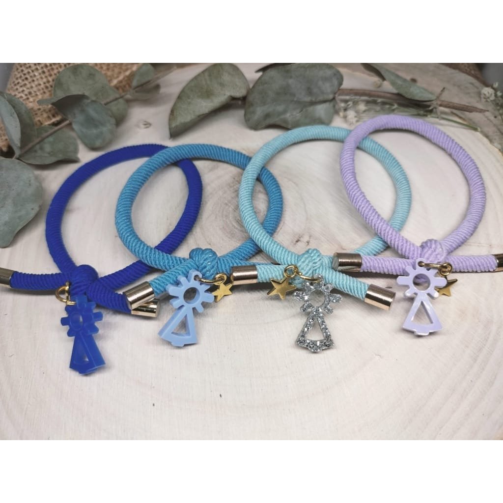 La Pulsera Elástica Virgen del Pilar es el complemento ideal para quienes buscan unir estilo, tradición y comodidad en un solo accesorio. Este diseño exclusivo está pensado para acompañarte en tu día a día, aportando un toque de elegancia y un significado especial.