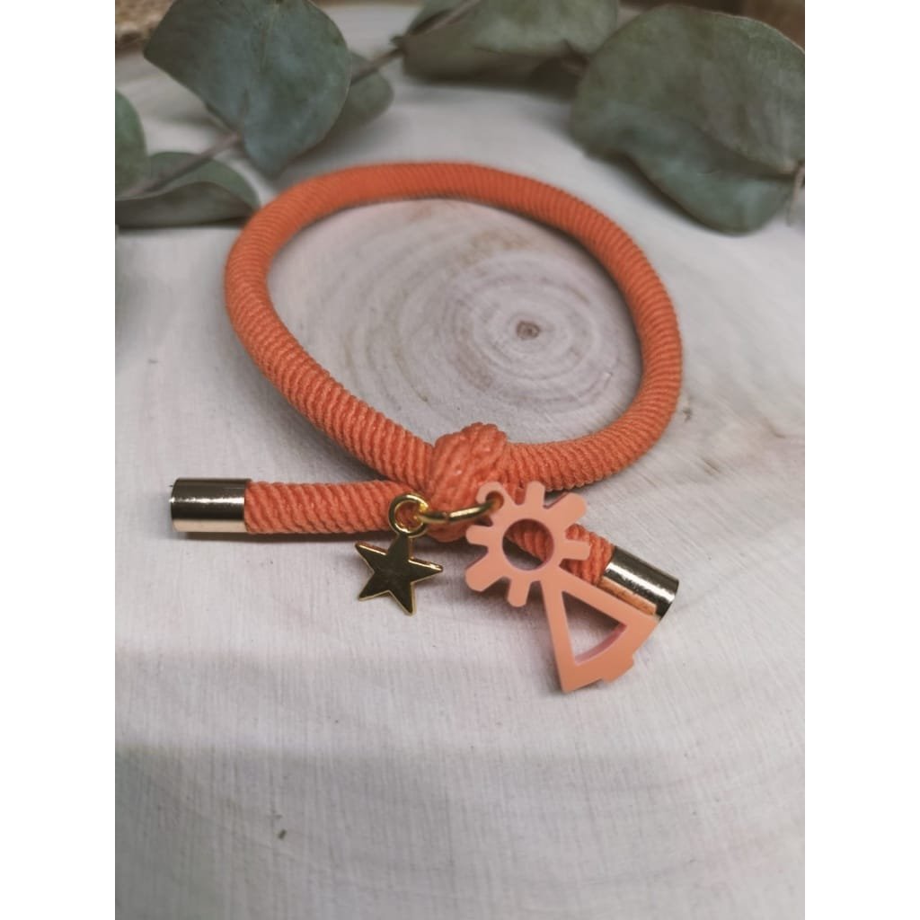 La Pulsera Elástica Virgen del Pilar es el complemento ideal para quienes buscan unir estilo, tradición y comodidad en un solo accesorio. Este diseño exclusivo está pensado para acompañarte en tu día a día, aportando un toque de elegancia y un significado especial.