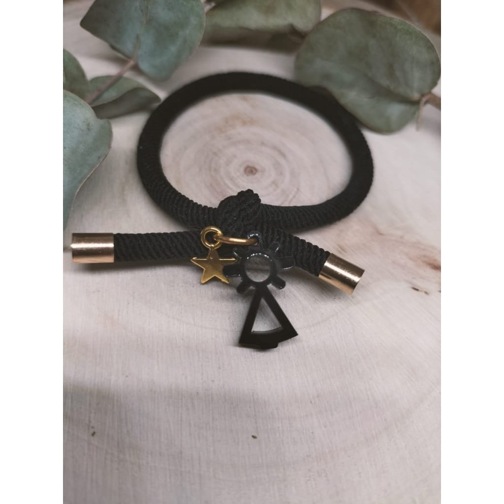 La Pulsera Elástica Virgen del Pilar es el complemento ideal para quienes buscan unir estilo, tradición y comodidad en un solo accesorio. Este diseño exclusivo está pensado para acompañarte en tu día a día, aportando un toque de elegancia y un significado especial.