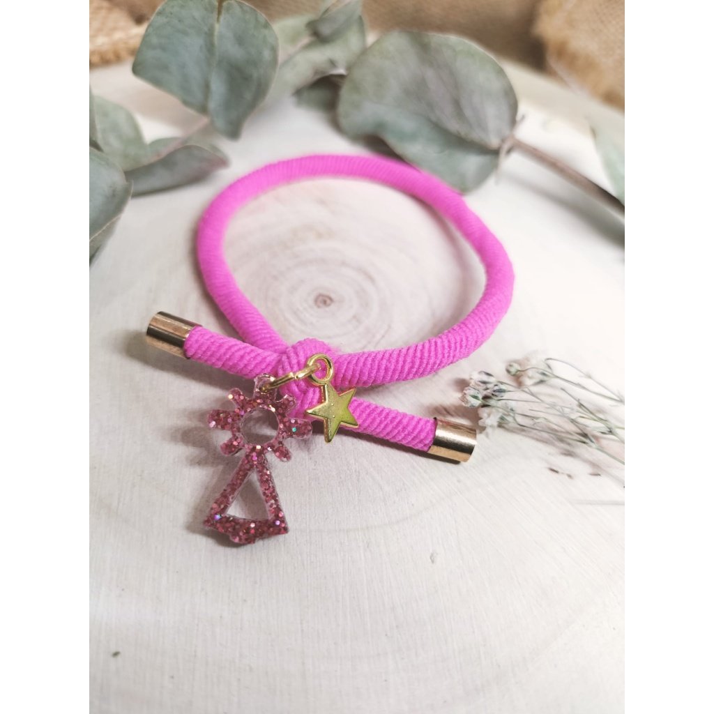 La Pulsera Elástica Virgen del Pilar es el complemento ideal para quienes buscan unir estilo, tradición y comodidad en un solo accesorio. Este diseño exclusivo está pensado para acompañarte en tu día a día, aportando un toque de elegancia y un significado especial.