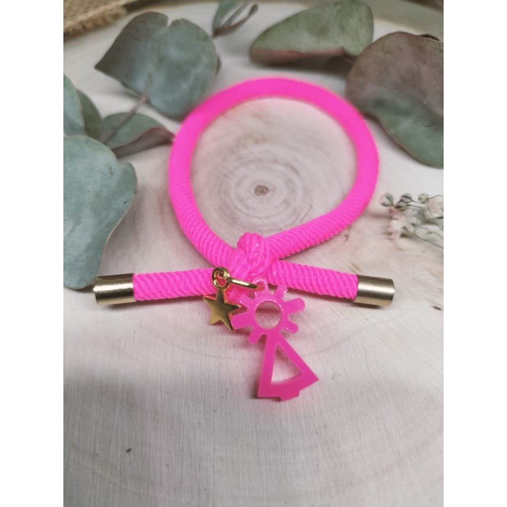 La Pulsera Elástica Virgen del Pilar es el complemento ideal para quienes buscan unir estilo, tradición y comodidad en un solo accesorio. Este diseño exclusivo está pensado para acompañarte en tu día a día, aportando un toque de elegancia y un significado especial.