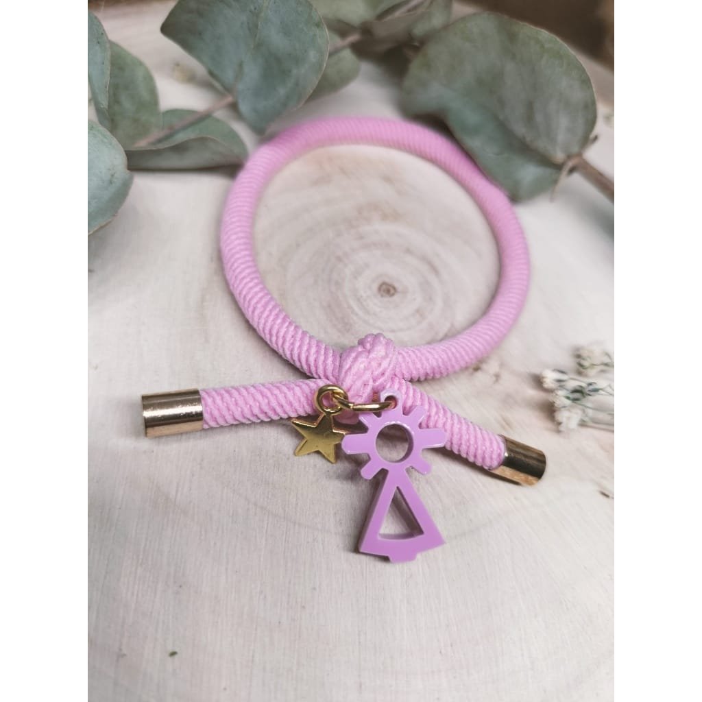 La Pulsera Elástica Virgen del Pilar es el complemento ideal para quienes buscan unir estilo, tradición y comodidad en un solo accesorio. Este diseño exclusivo está pensado para acompañarte en tu día a día, aportando un toque de elegancia y un significado especial.