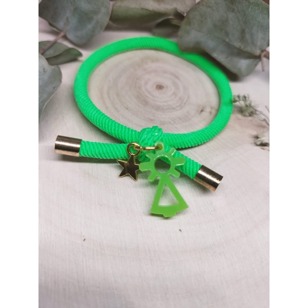 La Pulsera Elástica Virgen del Pilar es el complemento ideal para quienes buscan unir estilo, tradición y comodidad en un solo accesorio. Este diseño exclusivo está pensado para acompañarte en tu día a día, aportando un toque de elegancia y un significado especial.