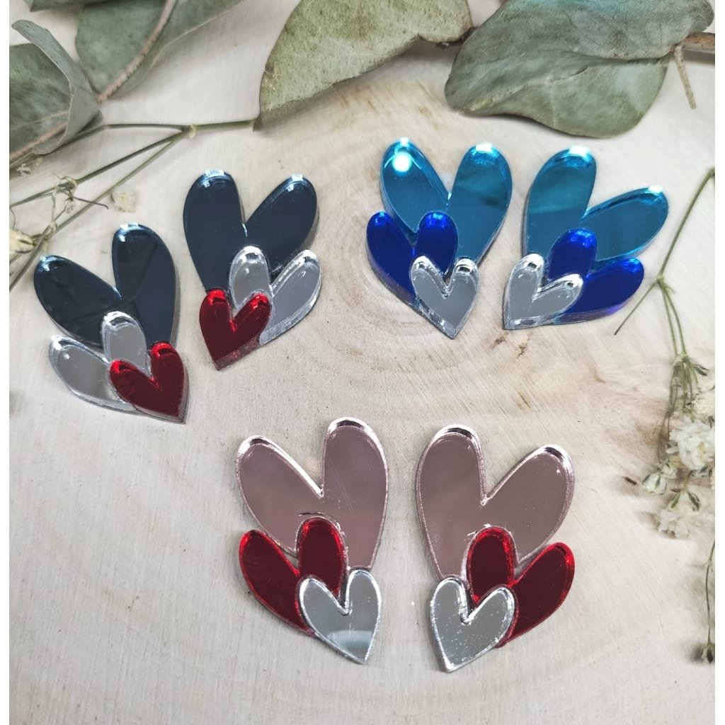 En JudithconAlma nos encanta fusionar creatividad y precisión, y nuestro nuevo modelo Pendientes Metacrilato Corazón Triple es la prueba de ello.