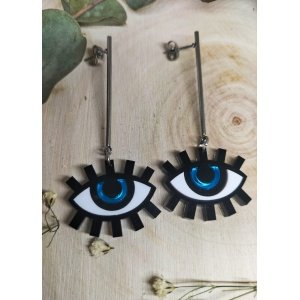 Dale un toque único a tu look con estos pendientes exclusivos, elaborados a mano con materiales de alta calidad. Su diseño llamativo y versátil es perfecto tanto para eventos como para el día a día.