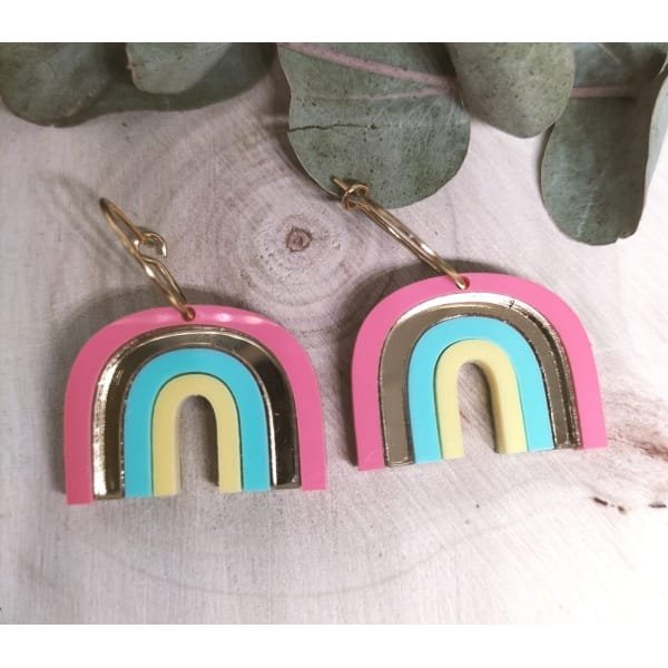 Dale un toque de luz y color a tu estilo con los Pendientes Metacrilato Arcoíris, un diseño vibrante y lleno de energía que refleja la alegría y la positividad de los colores del arcoíris.