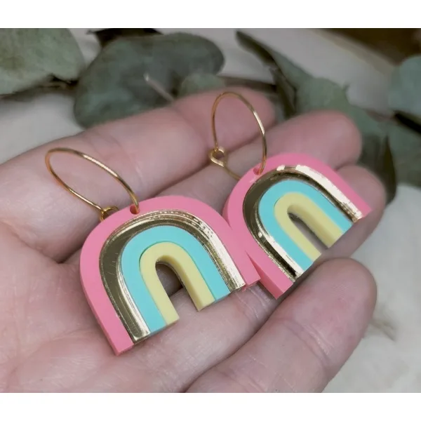 Dale un toque de luz y color a tu estilo con los Pendientes Metacrilato Arcoíris, un diseño vibrante y lleno de energía que refleja la alegría y la positividad de los colores del arcoíris.