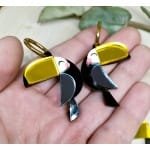 Pendientes metacrilato Tucán con aro o perno, modelo exótico, cómodos y para el diario.