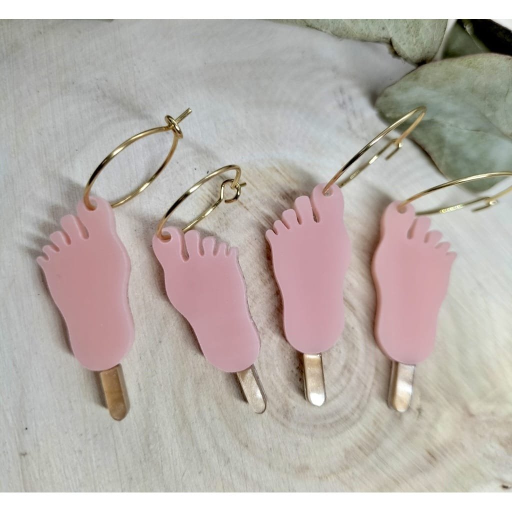Pendientes Helado Frigo Pie. Están fabricados en metacrilato de alta calidad, cortado con tecnología láser de precisión, lo que garantiza unos acabados limpios y un diseño nítido.