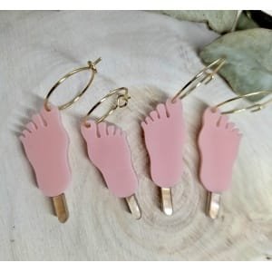 Pendientes Helado Frigo Pie. Están fabricados en metacrilato de alta calidad, cortado con tecnología láser de precisión, lo que garantiza unos acabados limpios y un diseño nítido.