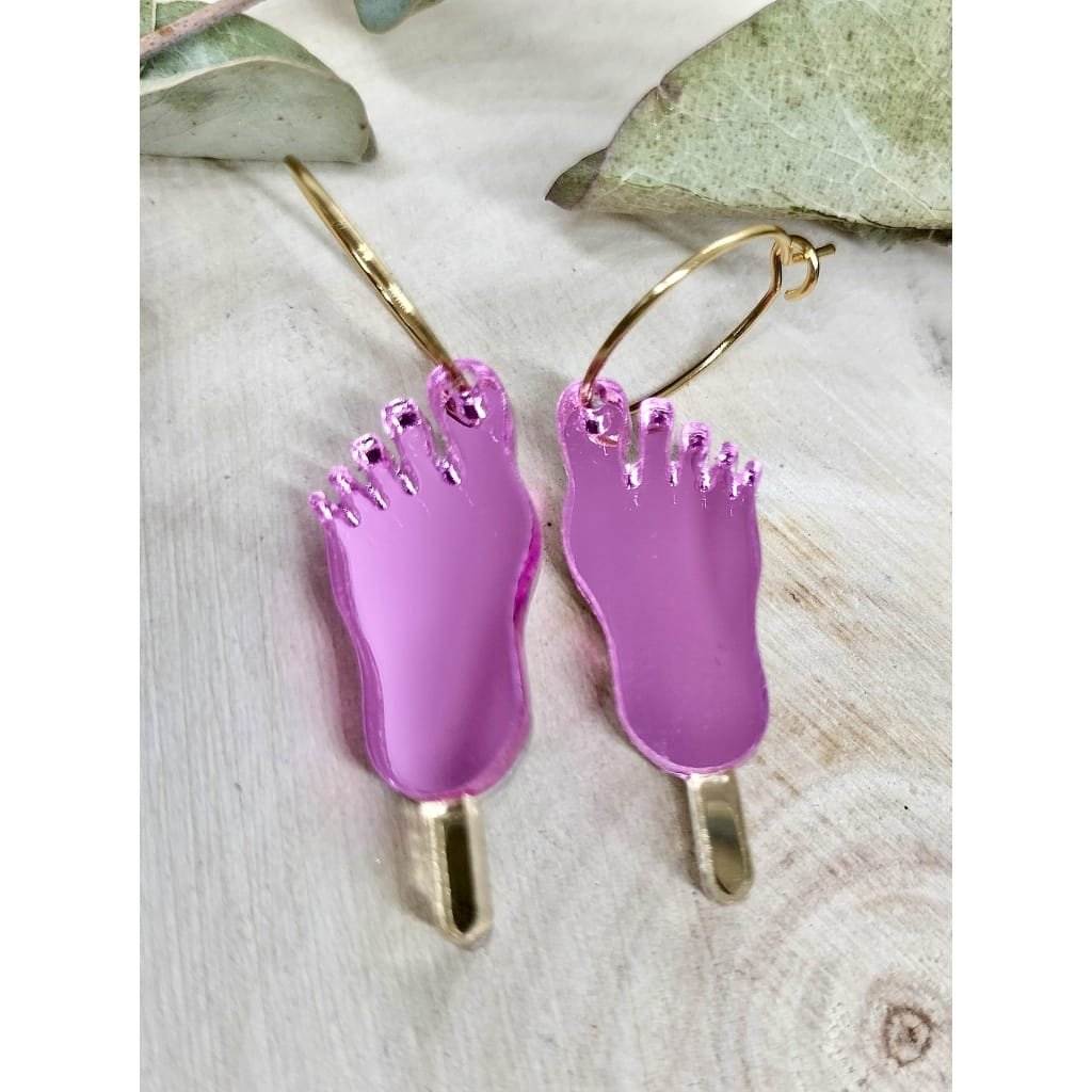 Pendientes Helado Frigo Pie. Están fabricados en metacrilato de alta calidad, cortado con tecnología láser de precisión, lo que garantiza unos acabados limpios y un diseño nítido.