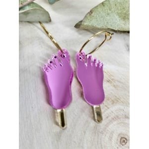 Pendientes Helado Frigo Pie. Están fabricados en metacrilato de alta calidad, cortado con tecnología láser de precisión, lo que garantiza unos acabados limpios y un diseño nítido.
