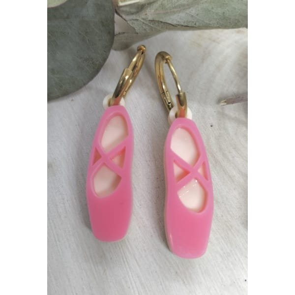 Pendientes “Puntas de ballet” hechos en metacrilato de alta calidad, cortados con máquina láser y montados a mano.