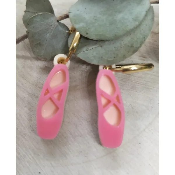 Pendientes “Puntas de ballet” hechos en metacrilato de alta calidad, cortados con máquina láser y montados a mano.
