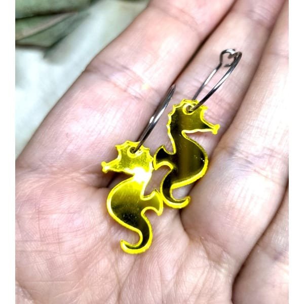 Pendientes Mini Caballito de Mar realizado en metacrilato efecto espejo de alta calidad