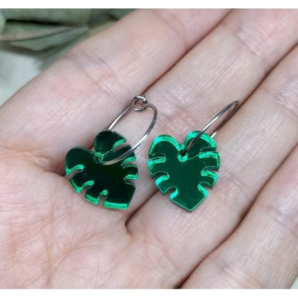 Pendientes Mini de Hoja Monstera realizado en metacrilato efecto espejo de alta calidad