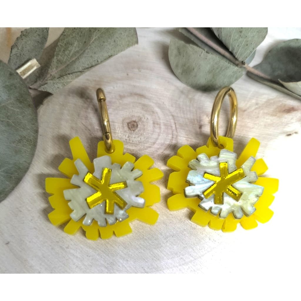 Pendientes Flor de Diente de León Inspirados en una de las flores más mágicas y simbólicas, los pendientes “Flor de Diente de León” capturan la belleza ligera y poética de esta planta silvestre que tantos recuerdos de infancia nos trae.