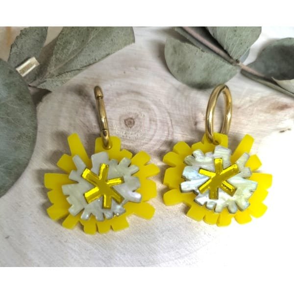 Pendientes Flor de Diente de León Inspirados en una de las flores más mágicas y simbólicas, los pendientes “Flor de Diente de León” capturan la belleza ligera y poética de esta planta silvestre que tantos recuerdos de infancia nos trae.