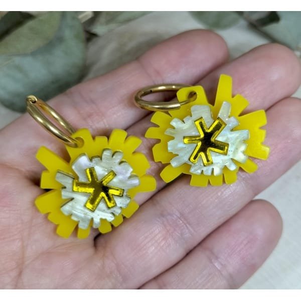 Pendientes Flor de Diente de León Inspirados en una de las flores más mágicas y simbólicas, los pendientes “Flor de Diente de León” capturan la belleza ligera y poética de esta planta silvestre que tantos recuerdos de infancia nos trae.