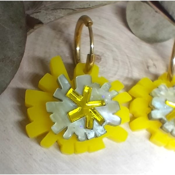 Pendientes Flor de Diente de León Inspirados en una de las flores más mágicas y simbólicas, los pendientes “Flor de Diente de León” capturan la belleza ligera y poética de esta planta silvestre que tantos recuerdos de infancia nos trae.