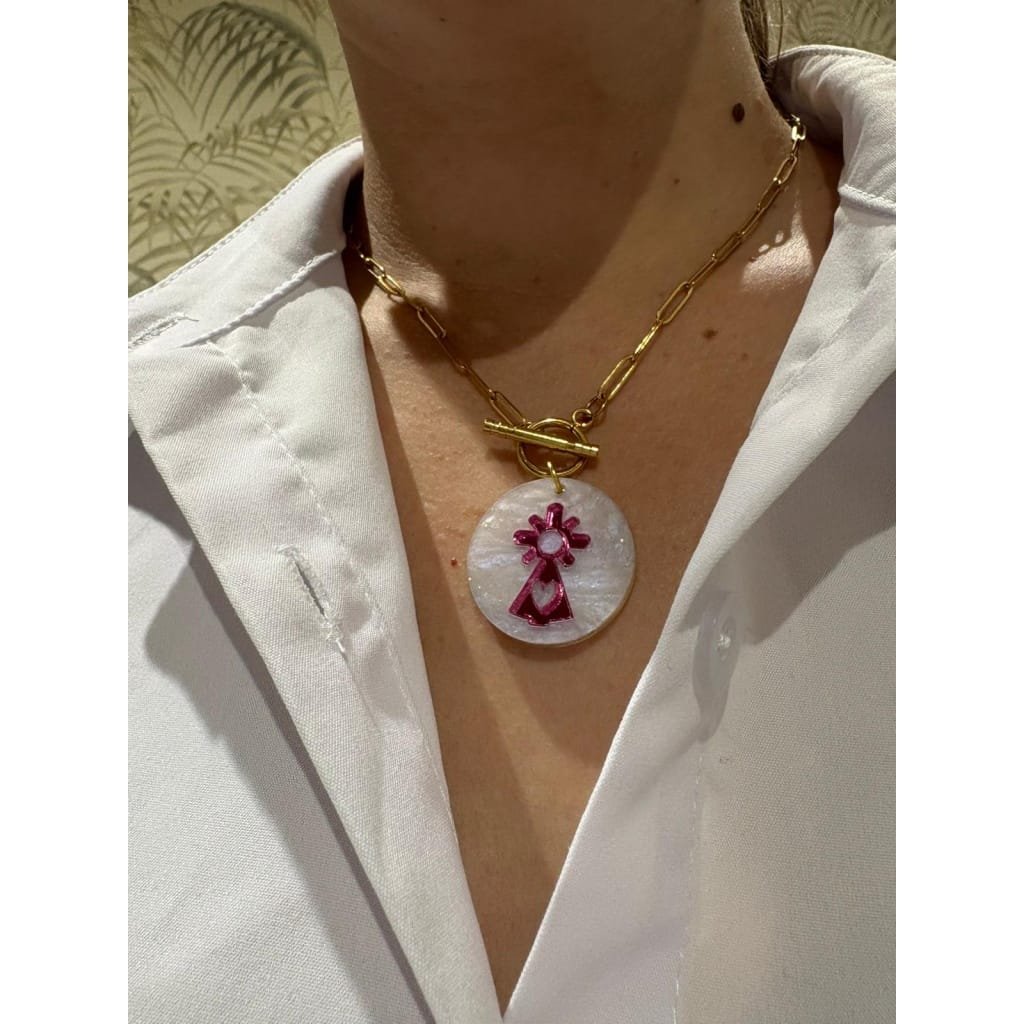Un diseño exclusivo que une tradición y estilo actual. Esta medalla de la Virgen del Pilar, realizada en metacrilato marmoleado con efecto espejo, es perfecta para llevar a diario o regalar en una ocasión especial.