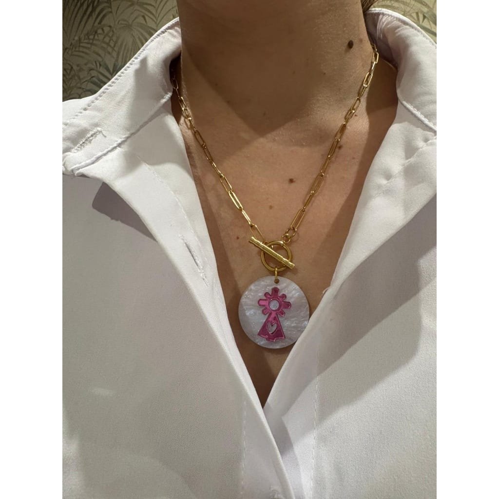Un diseño exclusivo que une tradición y estilo actual. Esta medalla de la Virgen del Pilar, realizada en metacrilato marmoleado con efecto espejo, es perfecta para llevar a diario o regalar en una ocasión especial.