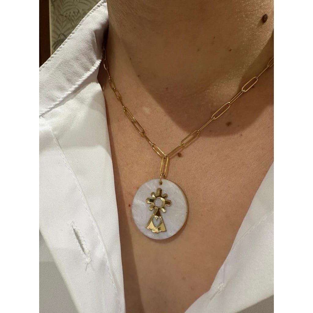 Un diseño exclusivo que une tradición y estilo actual. Esta medalla de la Virgen del Pilar, realizada en metacrilato marmoleado con efecto espejo, es perfecta para llevar a diario o regalar en una ocasión especial.