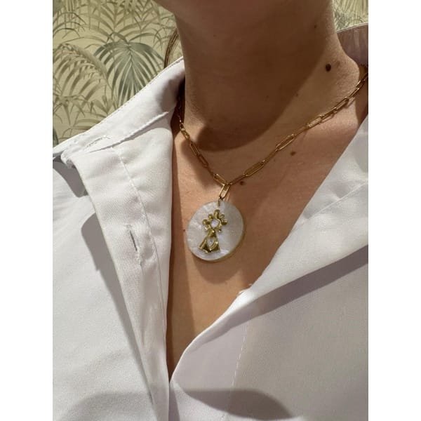 Un diseño exclusivo que une tradición y estilo actual. Esta medalla de la Virgen del Pilar, realizada en metacrilato marmoleado con efecto espejo, es perfecta para llevar a diario o regalar en una ocasión especial.