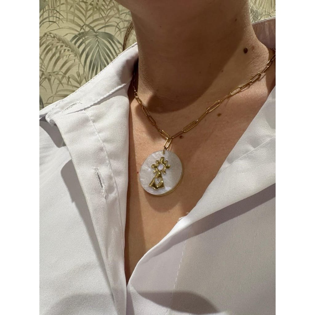 Un diseño exclusivo que une tradición y estilo actual. Esta medalla de la Virgen del Pilar, realizada en metacrilato marmoleado con efecto espejo, es perfecta para llevar a diario o regalar en una ocasión especial.