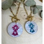 Un diseño exclusivo que une tradición y estilo actual. Esta medalla de la Virgen del Pilar, realizada en metacrilato marmoleado con efecto espejo, es perfecta para llevar a diario o regalar en una ocasión especial.