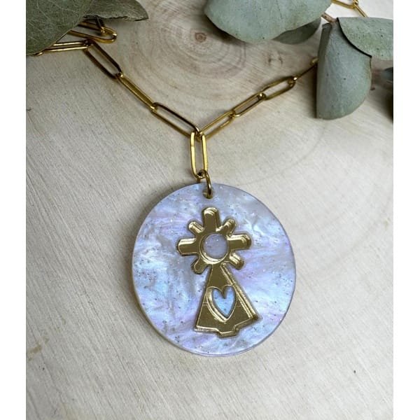 Un diseño exclusivo que une tradición y estilo actual. Esta medalla de la Virgen del Pilar, realizada en metacrilato marmoleado con efecto espejo, es perfecta para llevar a diario o regalar en una ocasión especial.