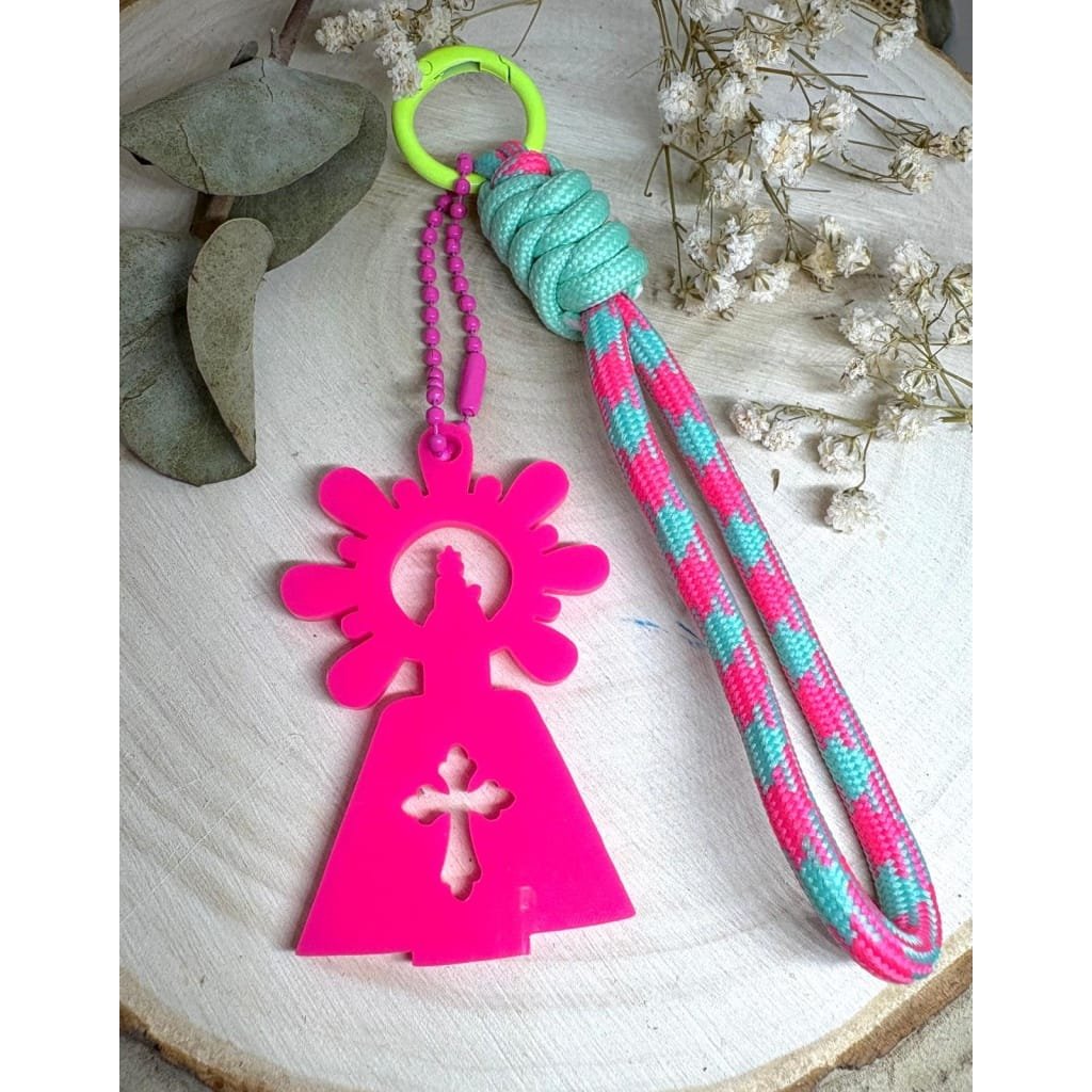 Un accesorio original y lleno de significado. Nuestro llavero Virgen del Pilar combina tradición y modernidad gracias a su diseño exclusivo en metacrilato con corte láser y su resistente cuerda paracord en múltiples colores.