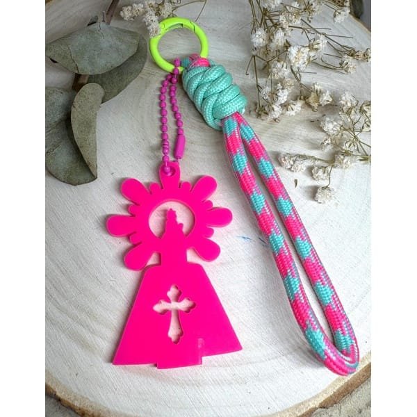 Un accesorio original y lleno de significado. Nuestro llavero Virgen del Pilar combina tradición y modernidad gracias a su diseño exclusivo en metacrilato con corte láser y su resistente cuerda paracord en múltiples colores.