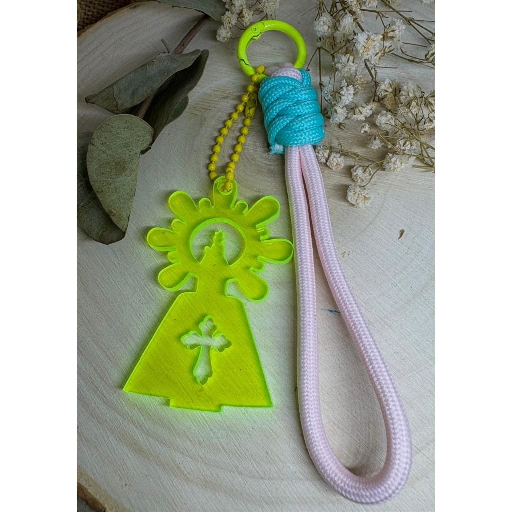 Un accesorio original y lleno de significado. Nuestro llavero Virgen del Pilar combina tradición y modernidad gracias a su diseño exclusivo en metacrilato con corte láser y su resistente cuerda paracord en múltiples colores.